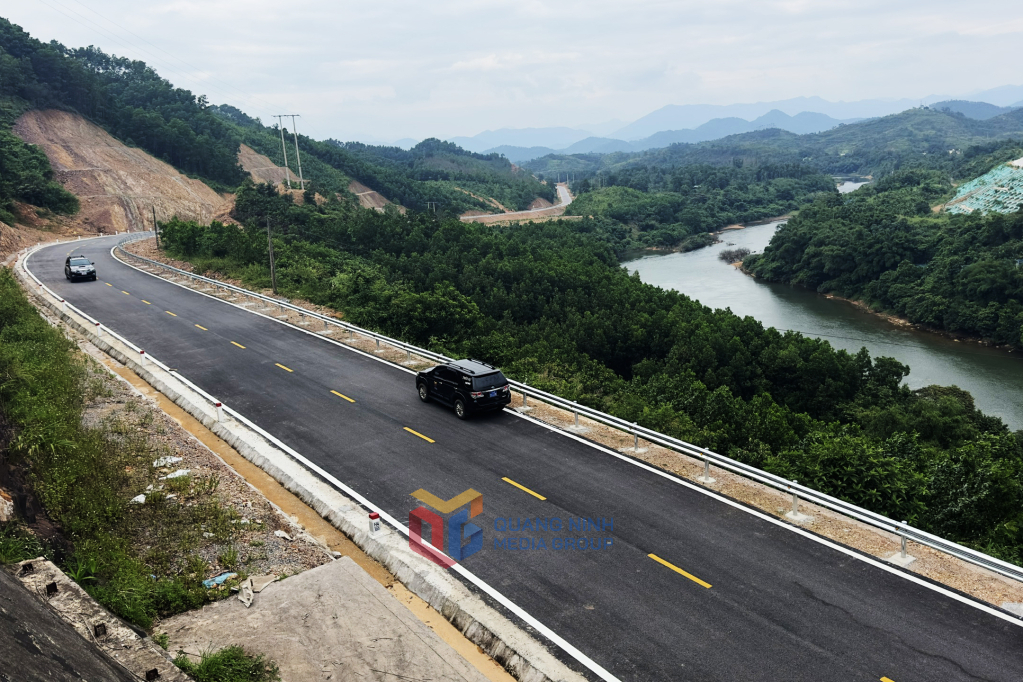 Đời sống nhân dân trong vùng biên giới được nâng lên từ hạ tầng giao thông thuận lợi khi  Tỉnh lộ 341 giai đoạn II (Quốc lộ 18C) được hoàn thành đưa vào sử dụng.