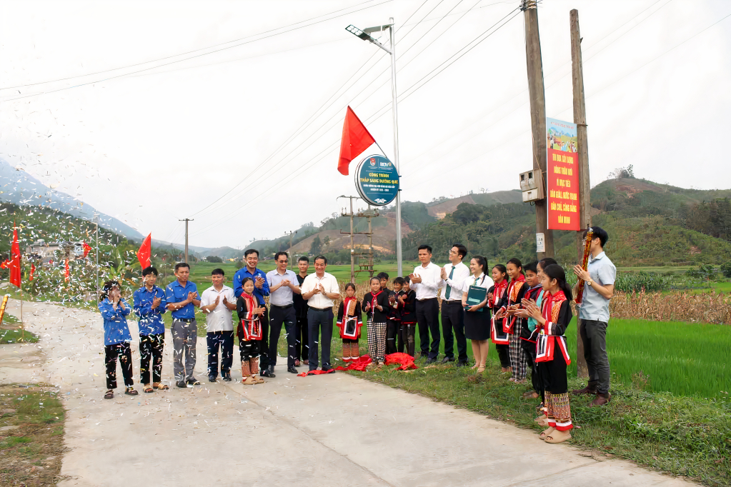 Khánh thành công trình “Thắp sáng đường quê” tại xã Quảng Lâm (huyện Đầm Hà).