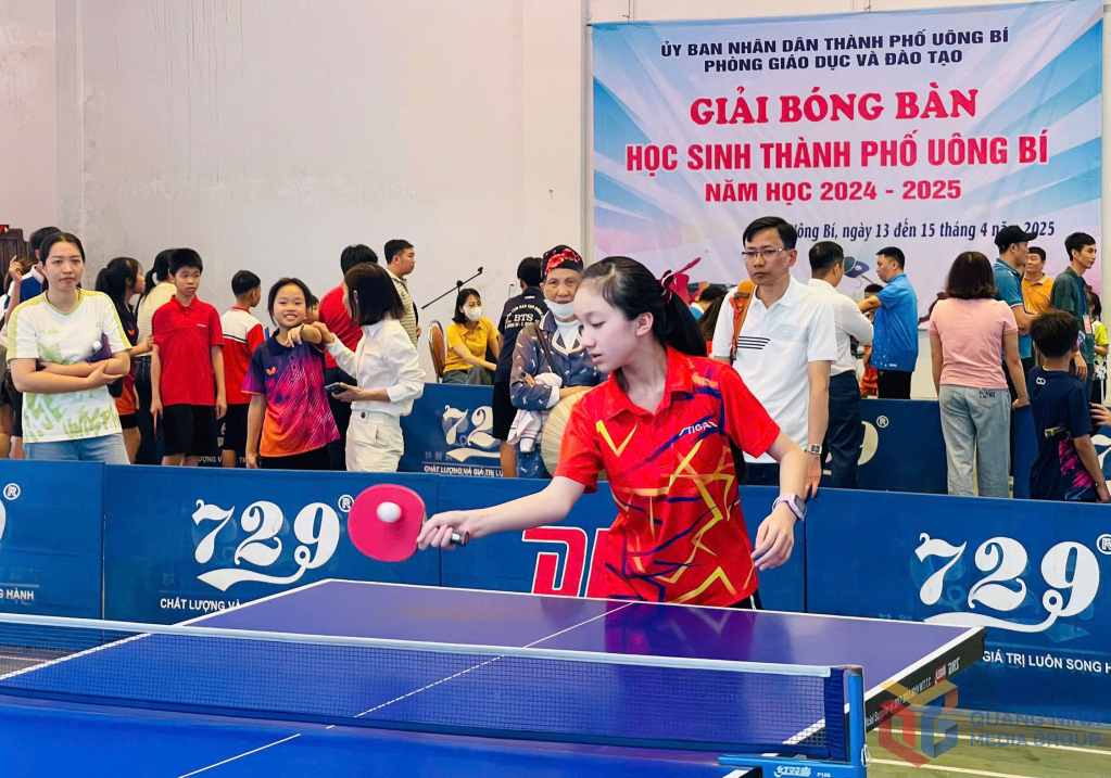 Trịnh Vân Khánh trong một trận đấu tại giải bóng bàn học sinh TP Uông Bí tổ chức ngày 15/4 vùa qua.