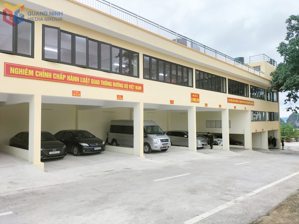 Một góc Nhà tập luyện thể thao và Nhà xe tại Ban CHQS TP Hạ Long.