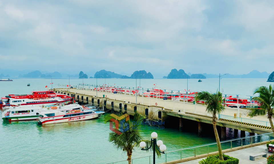 Tàu cao tốc đỗ tại Bến cảng quốc tế Ao Tiên chuẩn bị cho việc đón khách dịp nghỉ lễ 30/4-1/5.