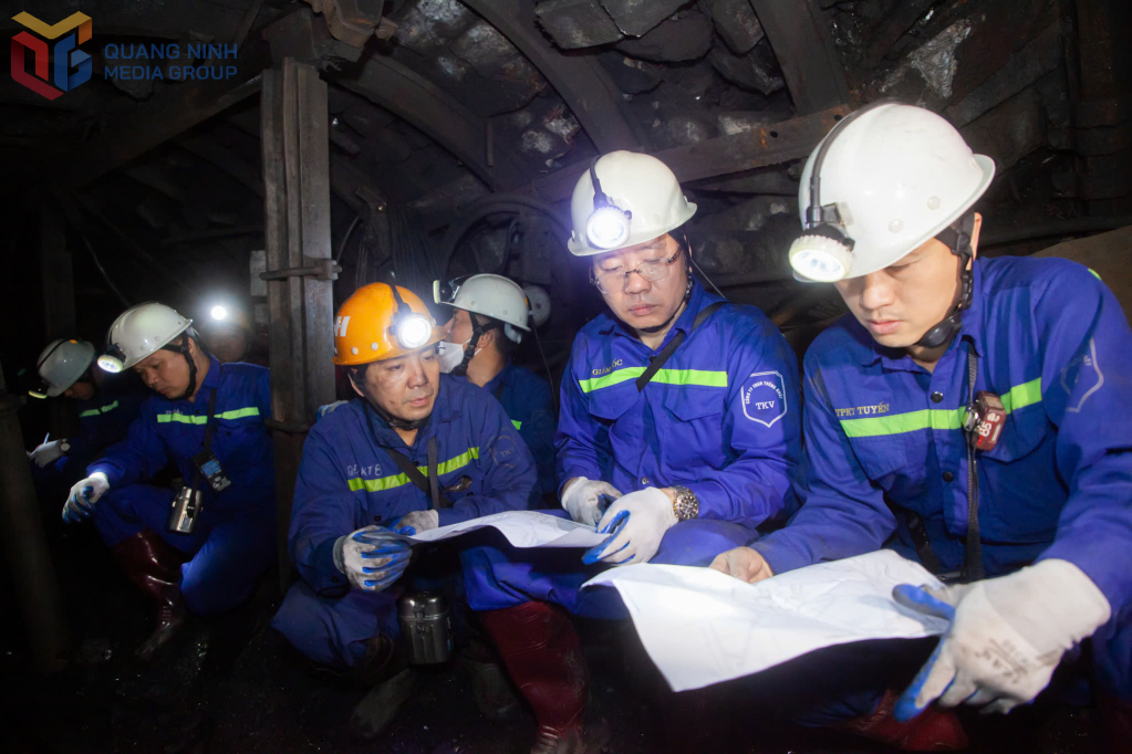  Lãnh đạo Công ty Than Thống Nhất kiểm tra diện sản xuất trong hầm lò.