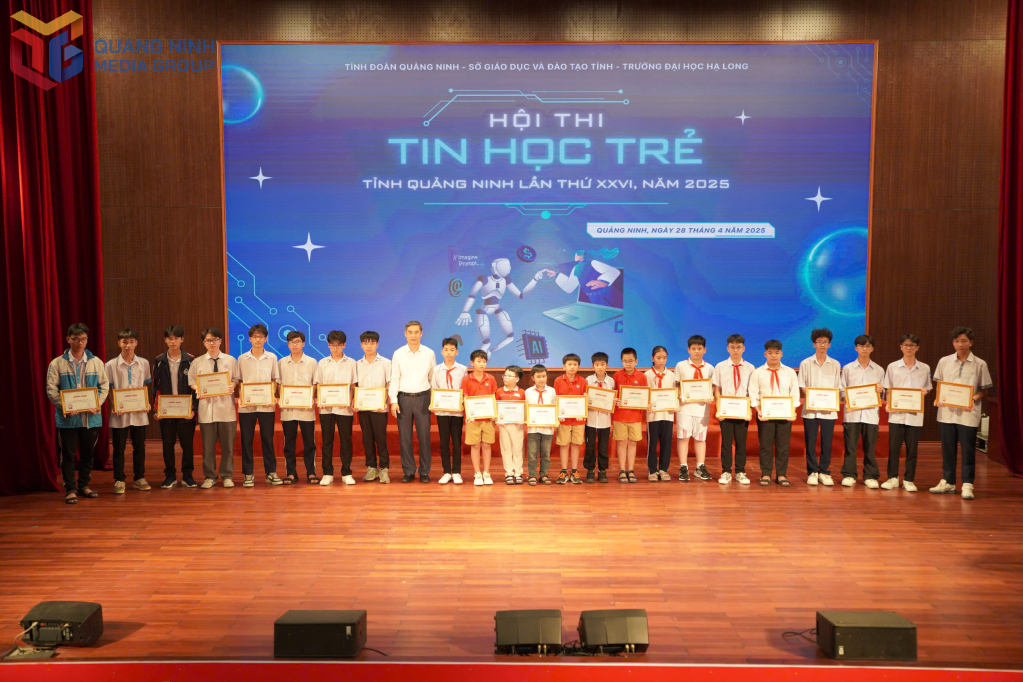 Ban Tổ chức trao giải nhất cho các thí sinh tham dự các bảng thi.