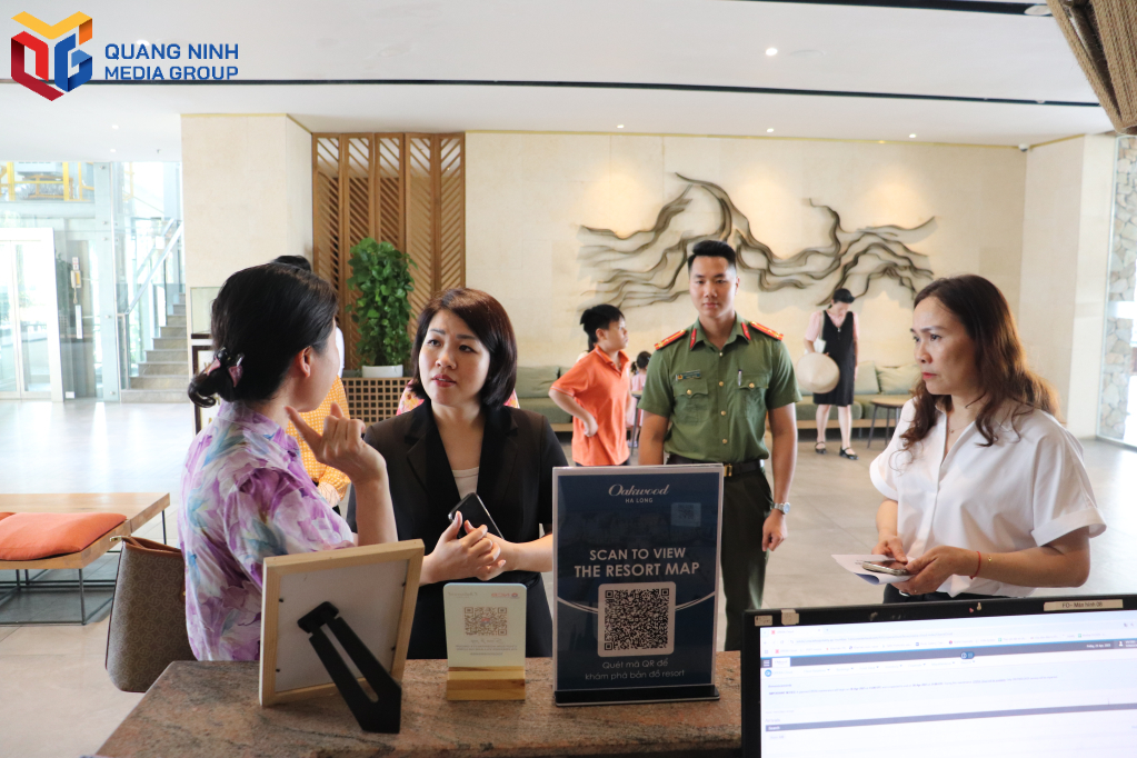 Đoàn kiểm tra các điều kiện đón khách tại cơ sở lưu trú trên địa bàn TP Hạ Long. 