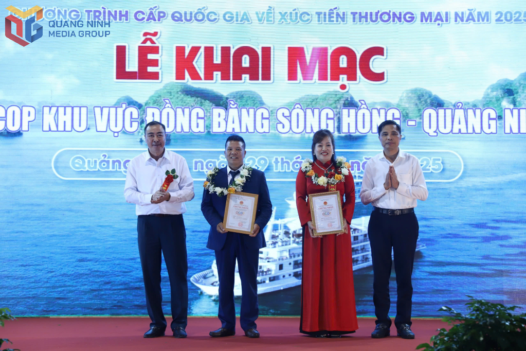 Lãnh đạo tỉnh và Sở Nông nghiệp và Môi trường trao giấy chứng nhận sản phẩm 5 sao cấp quốc gia cho Công ty CP Ngọc trai Hạ Long và Công ty Lâm sản.