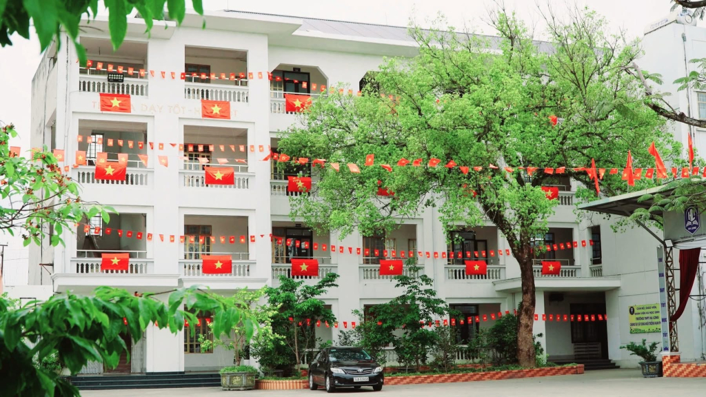 Màu đỏ rực rỡ nổi bật trong khuôn viên xanh của Trường THPT Hạ Long (TP Hạ Long).