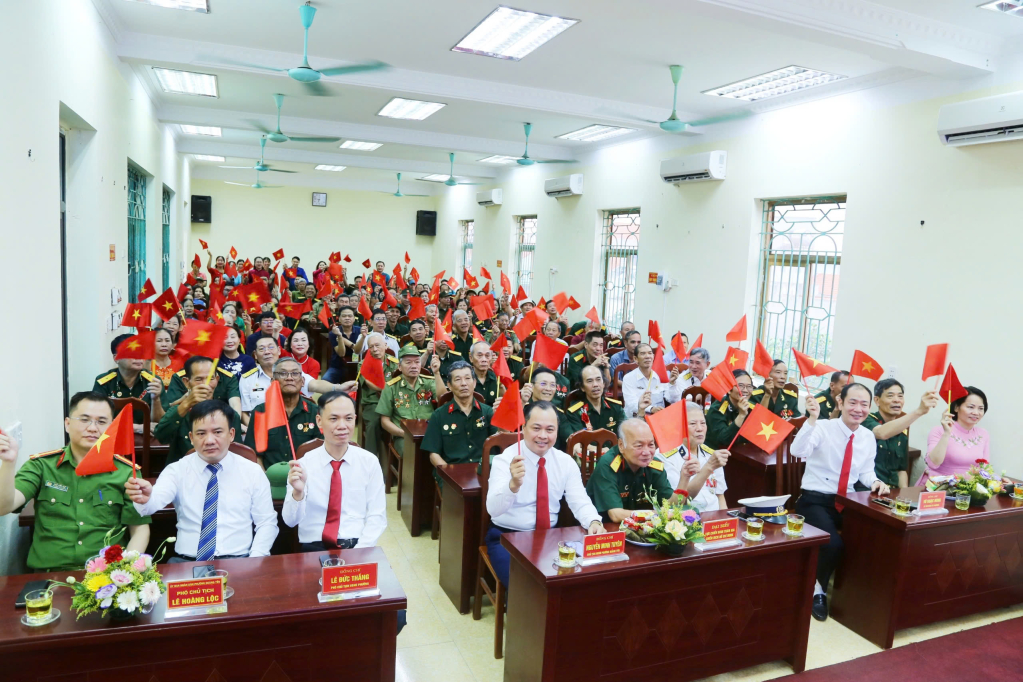  Cán bộ, cựu chiến binh, nhân dân phường Quảng Yên, TX Quảng Yên phấn khởi đón xem chương trình truyền hình trực tiếp lễ kỷ niệm 50 năm giải phóng miền Nam thống nhất đất nước.
