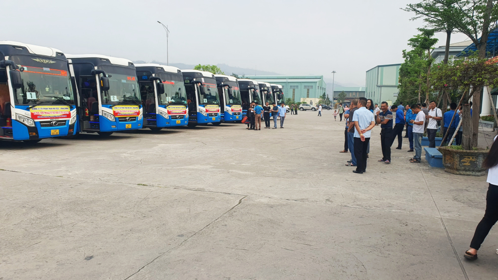 Công ty CP Than Núi Béo tổ chức 8 chuyến xe để đưa 227 công nhân và gia đình công nhân về quê dịp Nghỉ lễ 30/4 - 1/5. 