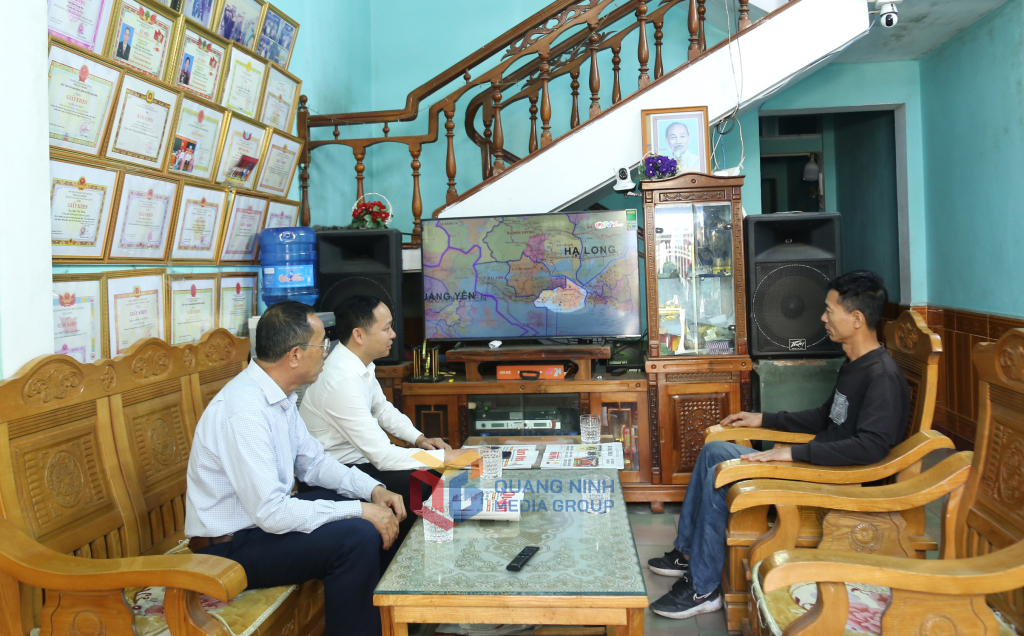 Cán bộ khu phố 8, thị trấn Cái Rồng, huyện Vân Đồn tuyên truyền về phương án thành lập đặc khu Vân Đồn đến cử tri, nhân dân trên địa bàn.