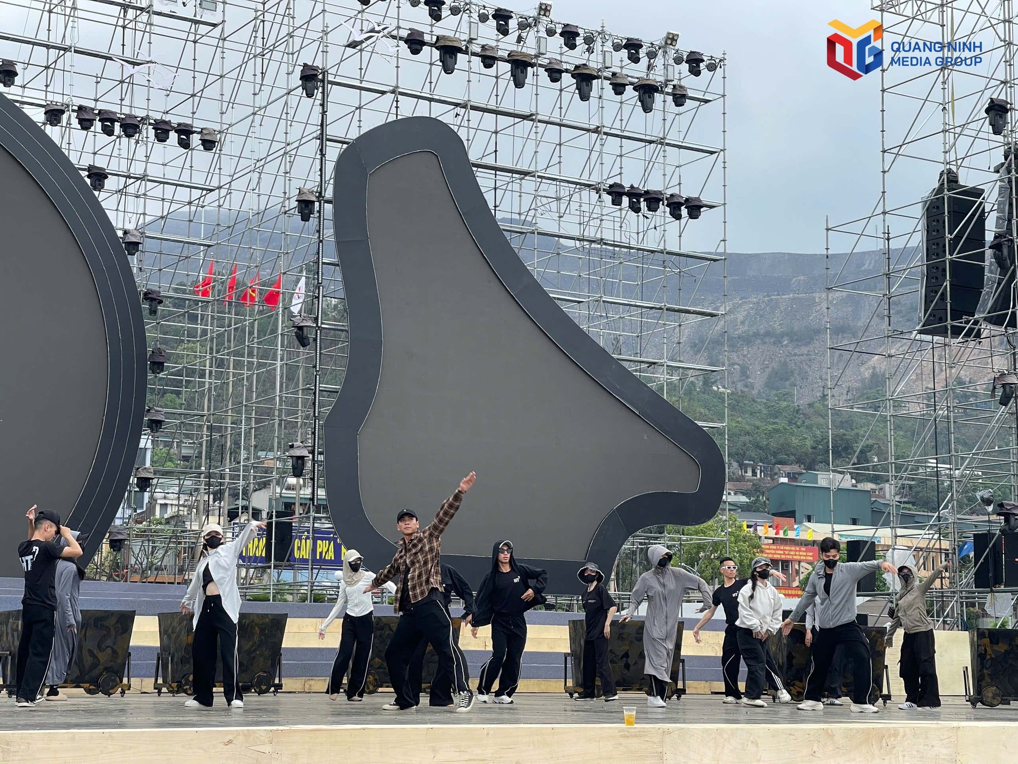 Các nghệ sĩ tập luyện cho chương trình. 