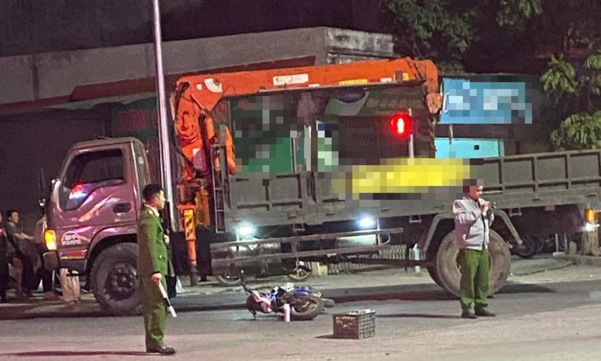 Xe máy điện va chạm xe tải cẩu, 1 người tử vong, 1 người bị thương