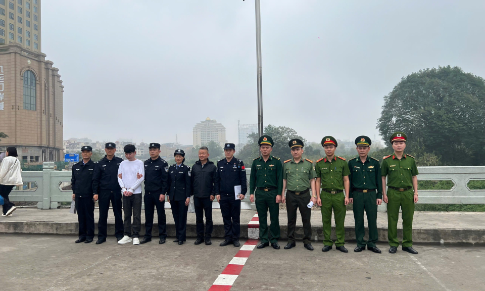 Công an Quảng Ninh bàn giao đối tượng truy nã người Trung Quốc