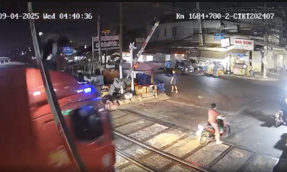 3 tháng, xảy ra cả trăm vụ vượt ẩu qua đường ngang, đâm hỏng cần chắn tự động