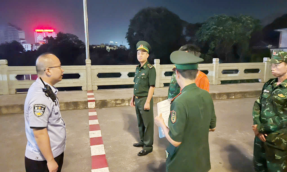 Cứu nạn công dân Trung Quốc bị trôi trên sông biên giới Ka Long