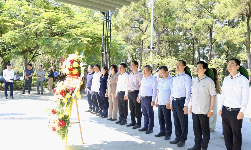 Đoàn đại biểu tỉnh Quảng Ninh dâng hương tri ân các anh hùng liệt sĩ tại tỉnh Quảng Trị