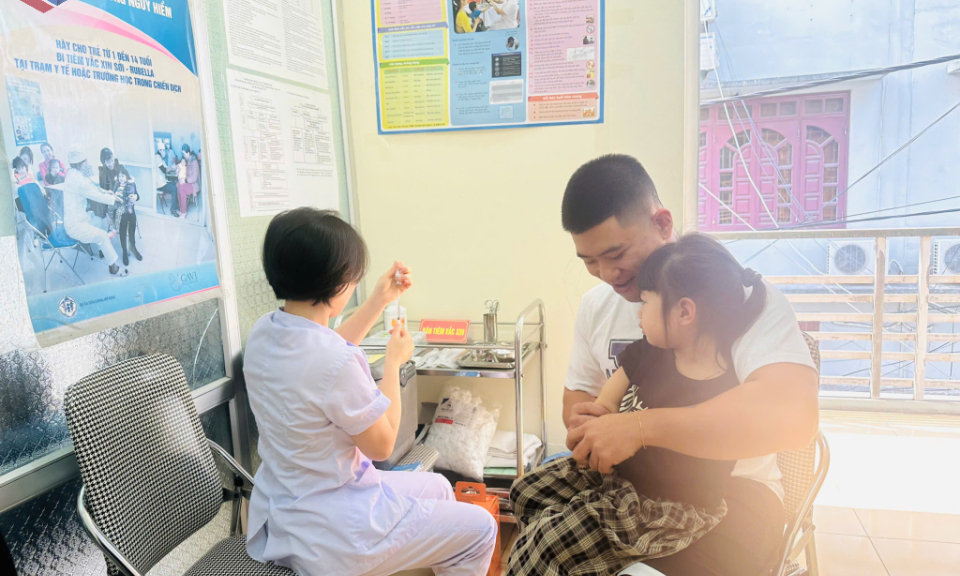 Nguy cơ dịch sởi lan rộng, triển khai tiêm vắc-xin cho người trưởng thành