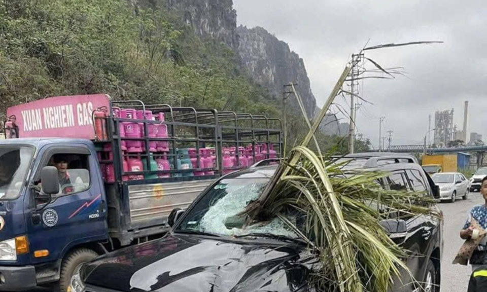 Xe bán tải mất lái gây TNGT 