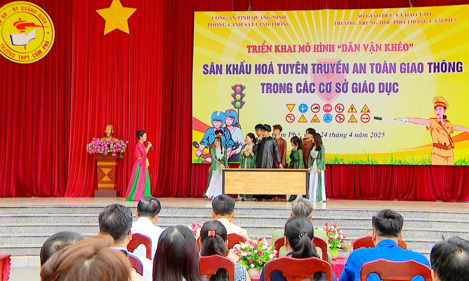 Cẩm Phả: Sân khấu hóa nâng cao hiệu quả tuyên truyền ATGT cho học sinh 