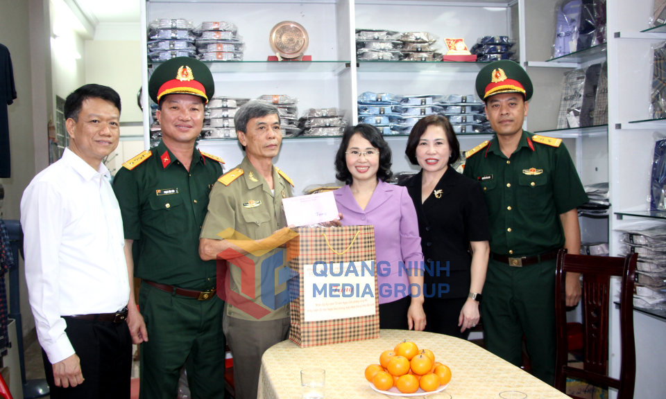 Chủ tịch HĐND tỉnh Trịnh Thị Minh Thanh thăm, tặng quà tại Cẩm Phả, tháng 4-2025