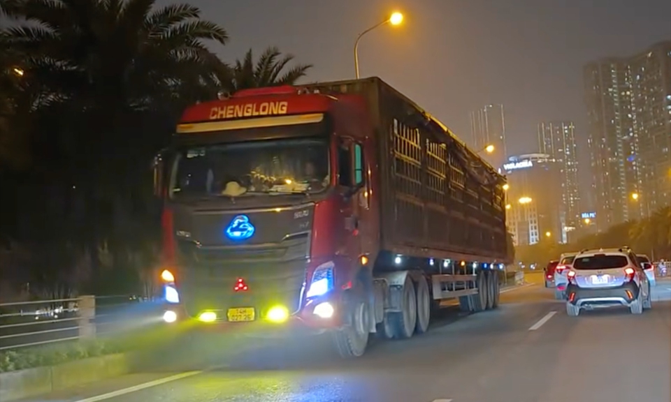 Phạt 19 triệu đồng, trừ 4 điểm bằng lái tài xế quay đầu xe, đi ngược chiều hầm Trung Hòa
