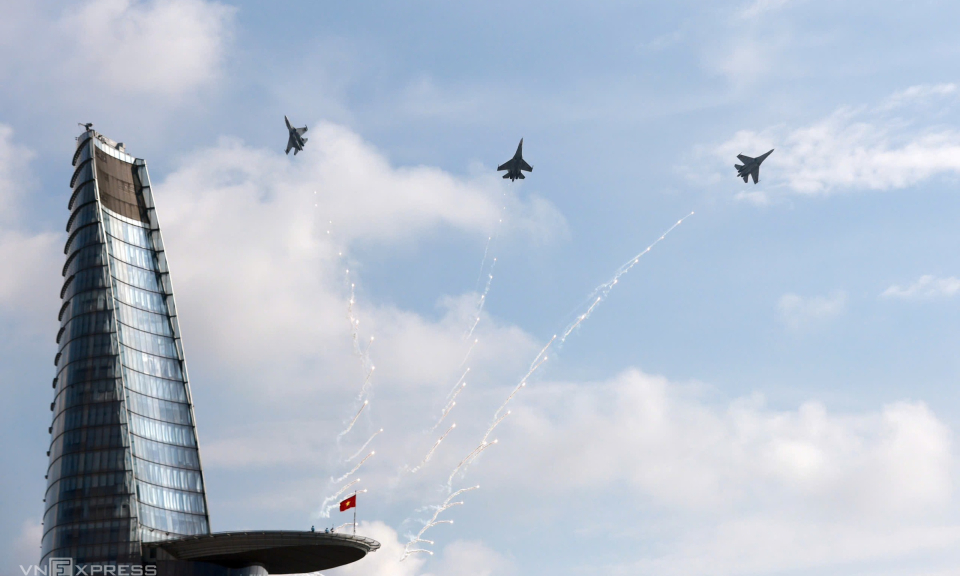 Tiêm kích Su-30MK2 thả bẫy nhiệt trên nóc tòa nhà Bitexco 68 tầng