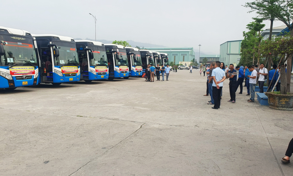 Công ty CP Than Núi Béo tổ chức xe đưa công nhân về quê dịp nghỉ Lễ 30/4 - 1/5