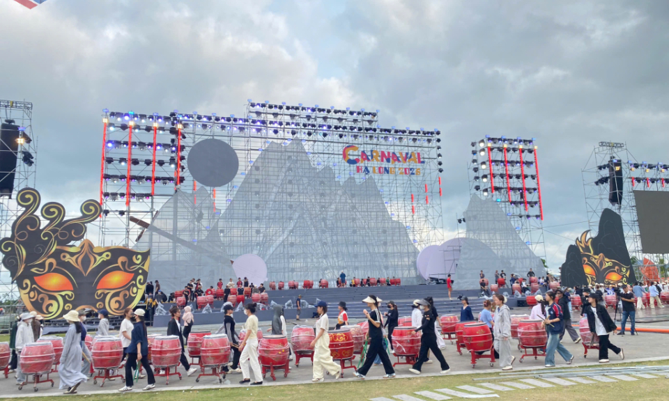 积极为2025年越南下龙狂欢节进行排练