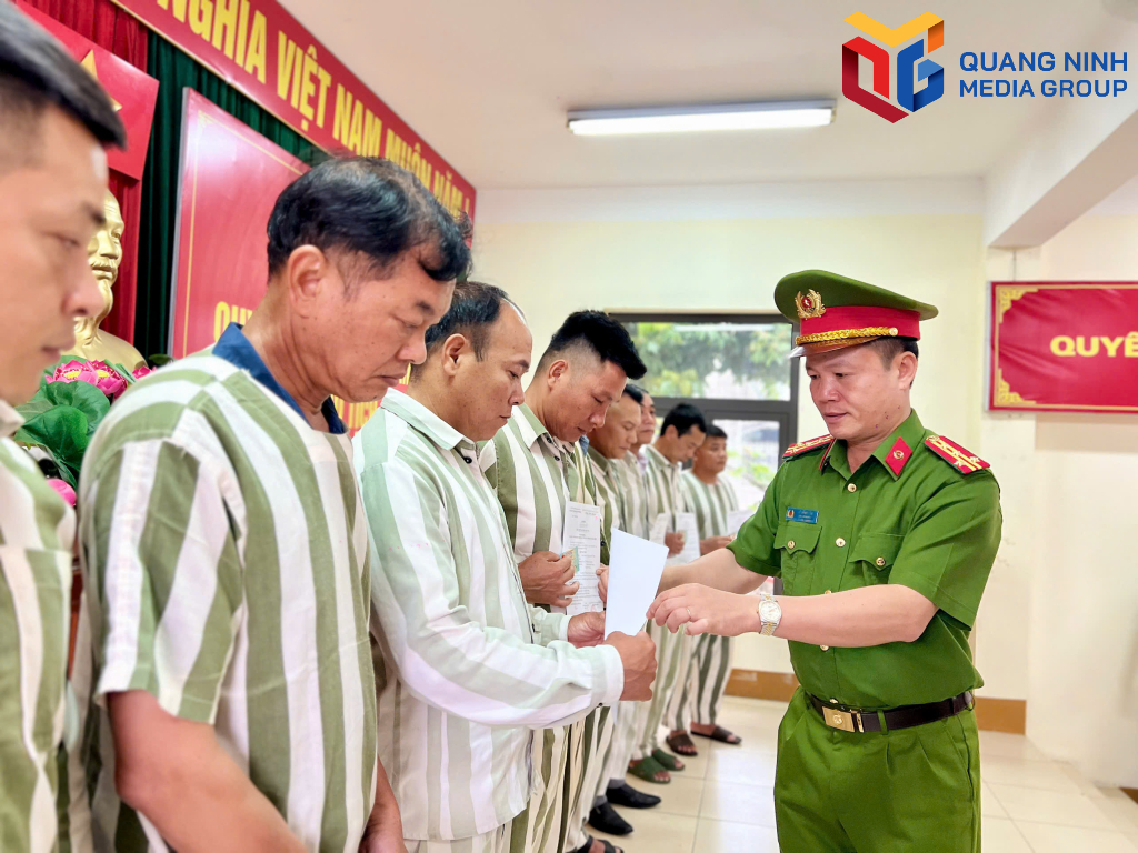 Đại tá Lê Hồng Vân, Phó Giám đốc Công an tỉnh trao Quyết định đặc xá và căn cước cho các phạm nhân được hưởng đặc xá.