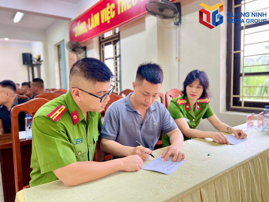 Cán bộ Trại tạm giam (Công an tỉnh) thực hiện các thủ tục hoàn thiện chế độ, quyền lợi cho phạm nhân.