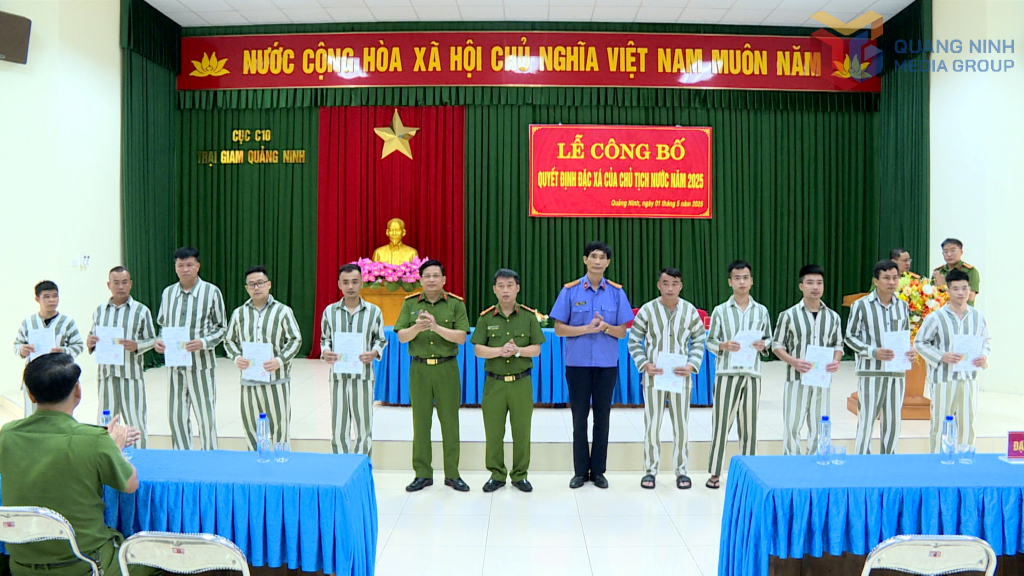 Lãnh đạo Cục Cảnh sát quản lý tạm giữ, tạm giam và thi hành án hình sự tại cộng đồng (Bộ Công an) và Giám thị Trại giam Quảng Ninh (bộ Công an) trao quyết định đặc xá cho các phạm nhân.