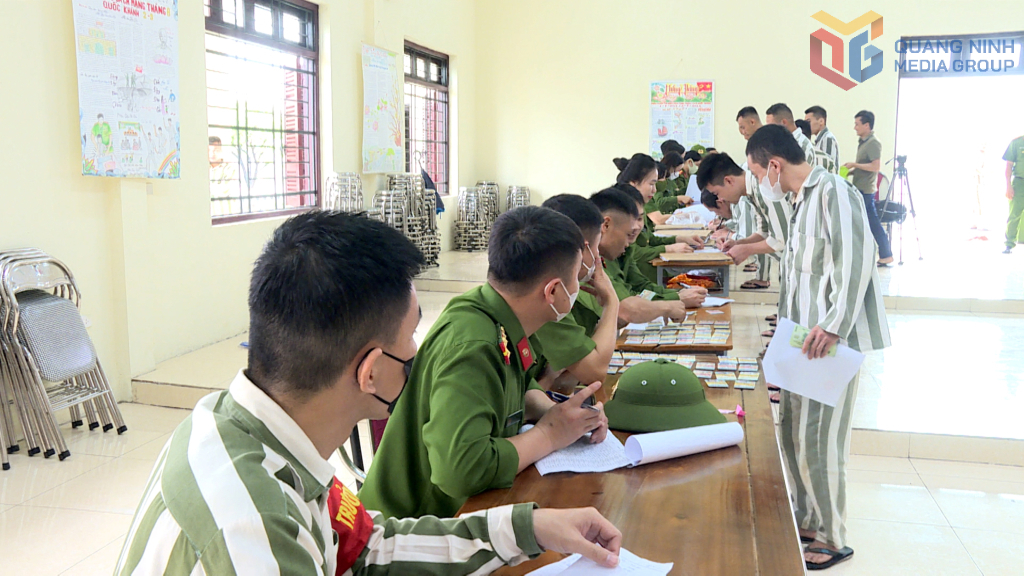 Trại giam Quảng Ninh (Bô Công an) trao căn cước, tiền hỗ trợ tàu xe, quần áo mới cho các phạm nhân được đặc xá.
