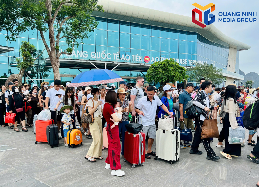 Lượng khách đi tuyến đảo qua Bến cảng cao cấp Ao Tiên trong 2 ngày đầu nghỉ lễ tăng gấp 12 lần so với ngày thường.