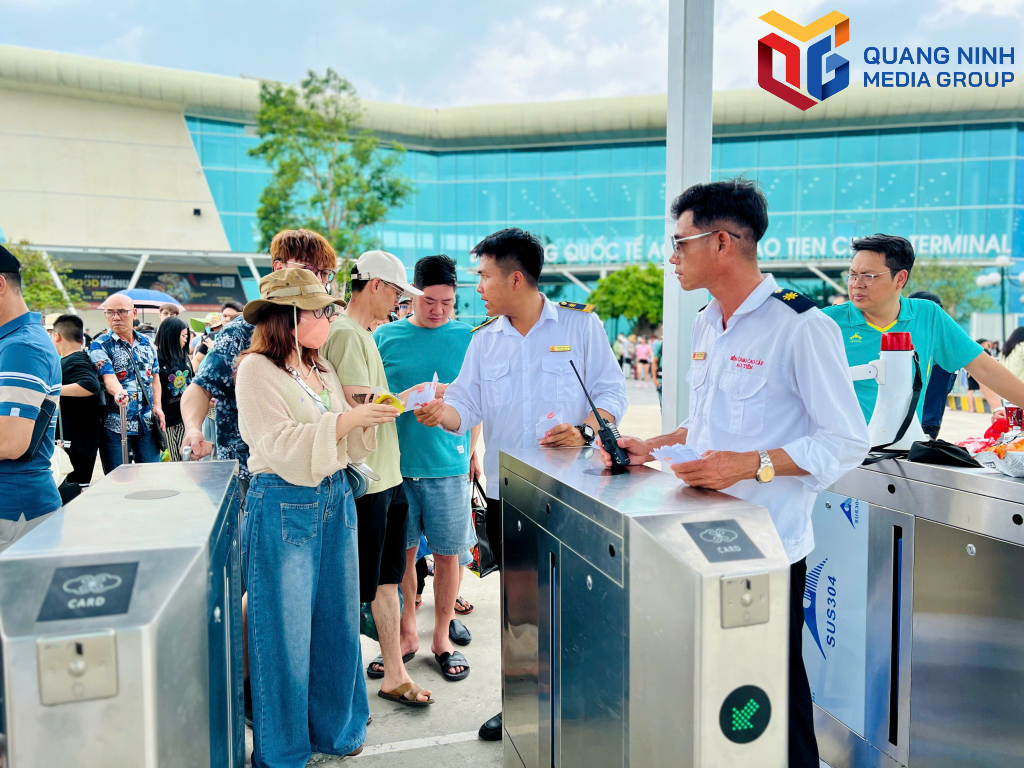 Lực lượng chức năng làm thủ tục soát vé.