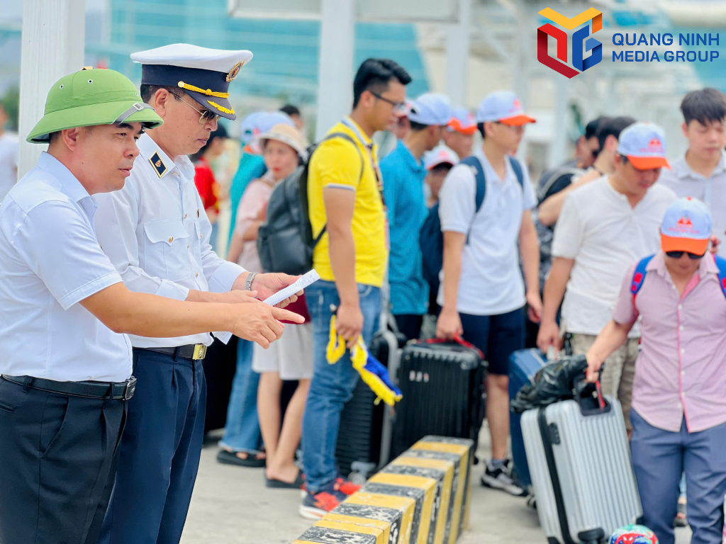 Kiểm soát hành khách xuống tàu.
