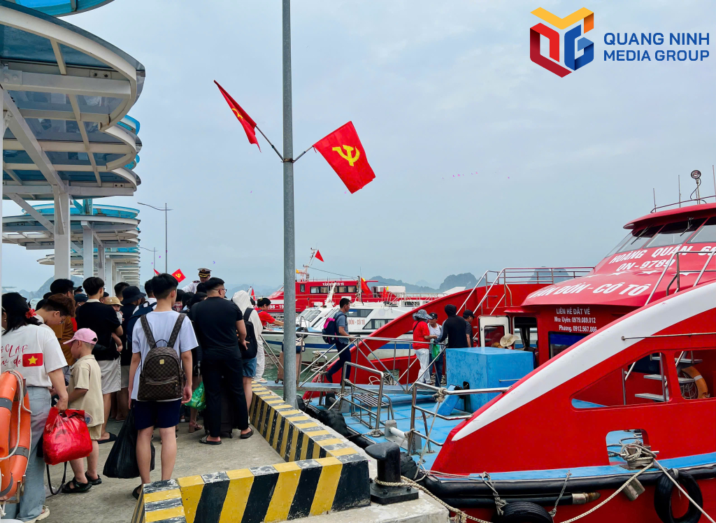 Khách du lịch xuống tàu được kiểm soát chặt chẽ, không để chở quá số người quy định.