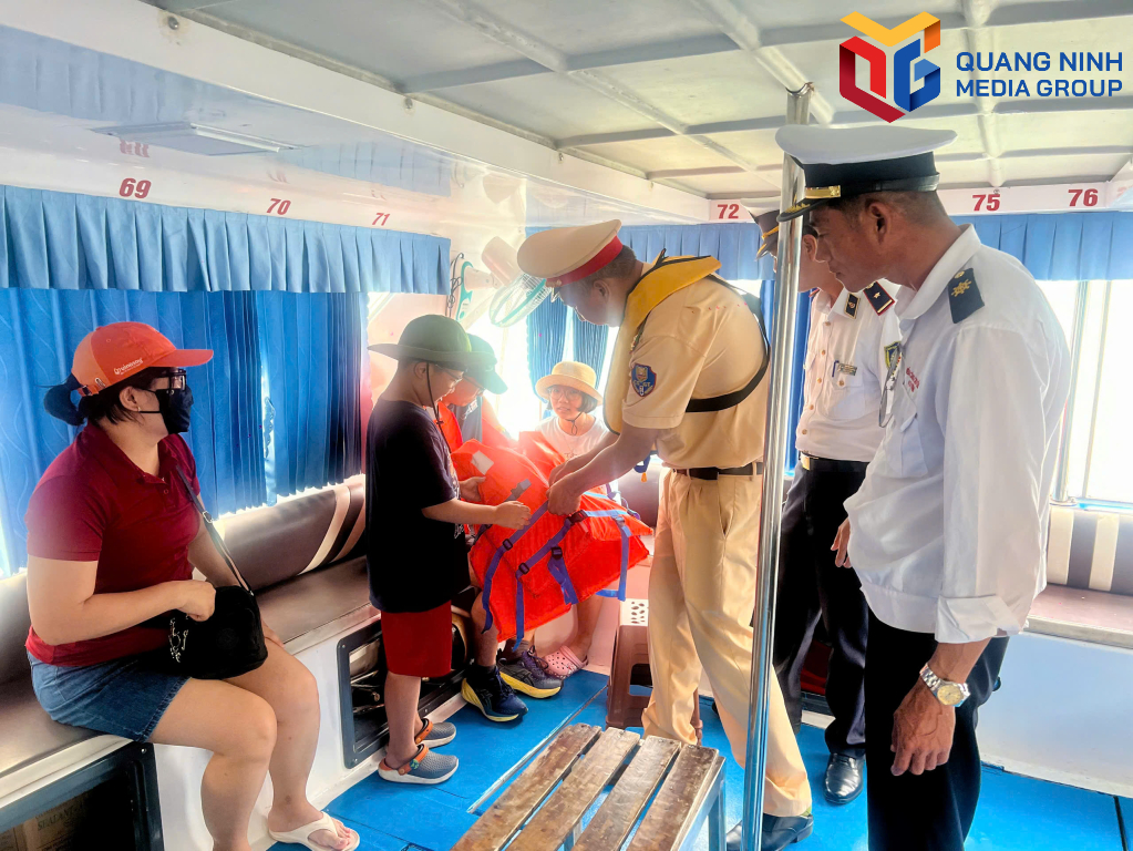 Lực lượng chức năng kiểm tra các phương tiện cứu sinh, cứu đắm trên tàu và hướng dẫn hành khách mặc áo phao đúng cách.