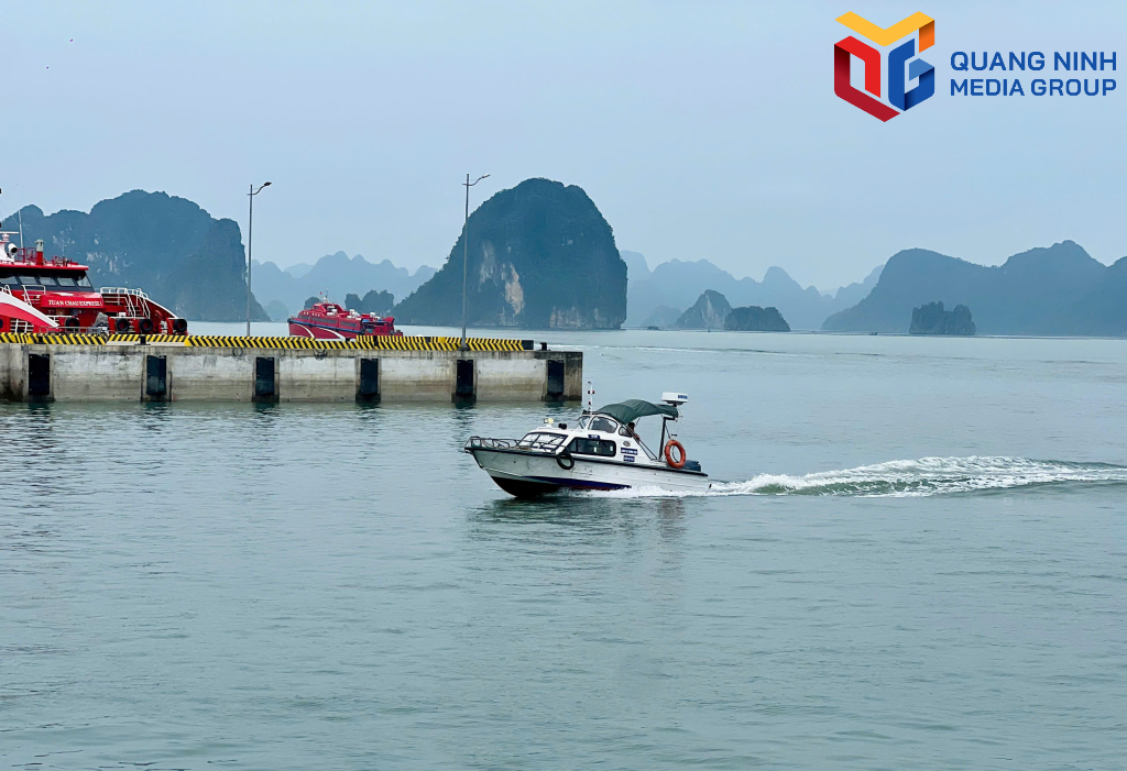 Cảnh sát đường thủy tuần tra kiểm soát tại bến cảng và trên tuyến thủy nội địa.