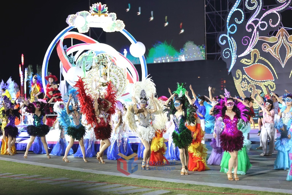 Xe mô hình carnaval mang màu sắc quốc tế rực rỡ.
