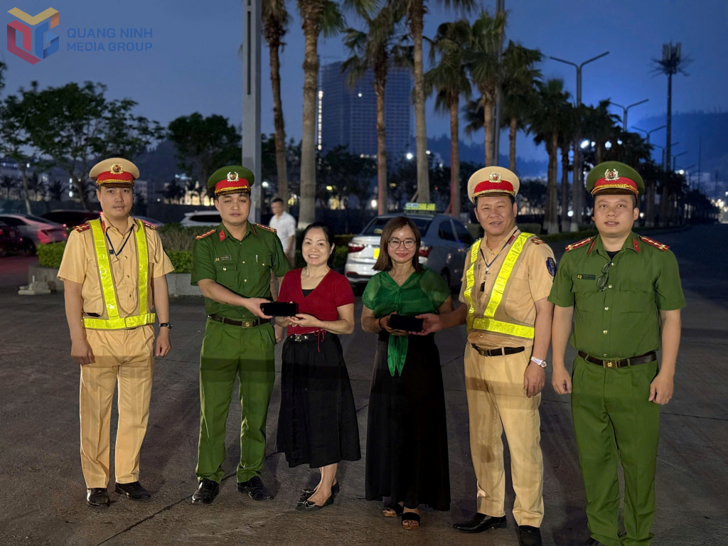 Nhiều du khách đã được Công an Quảng Ninh hỗ trợ tìm lại đồ bị thất lạc.