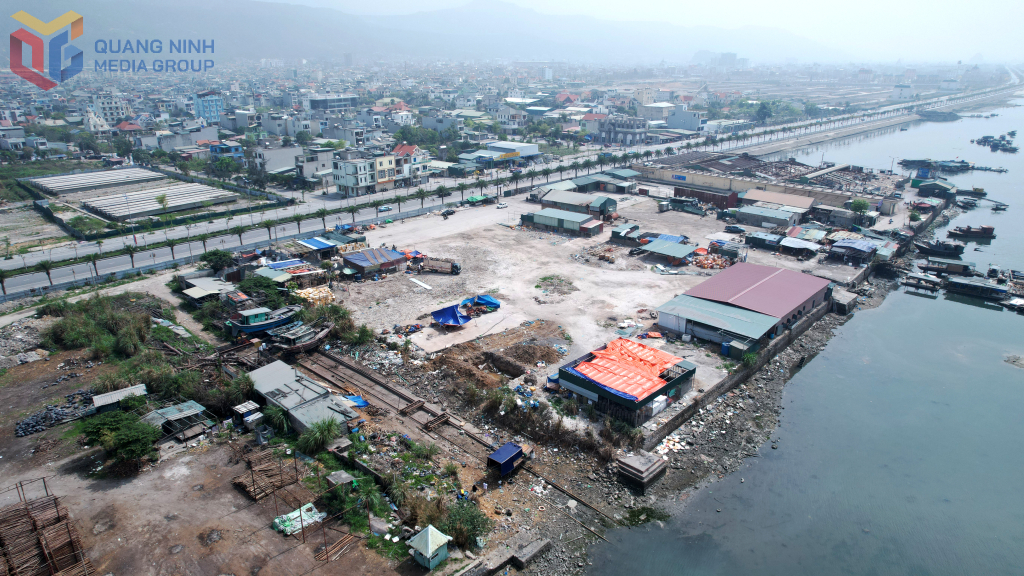 Khu vực bến cá phường Cẩm Thủy được tạm sử dụng làm nơi chung chuyển thủy hải sản của các tàu thuyền từ 22h ngày hôm trước đến 5h sáng ngày hôm sau