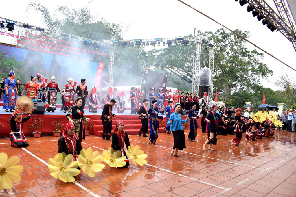 Theo tập tục, ngày hội Kiêng gió là ngày hội của người Dao, thế nhưng từ nhiều năm nay, đây là ngày hội của các dân tộc huyện Bình Liêu.