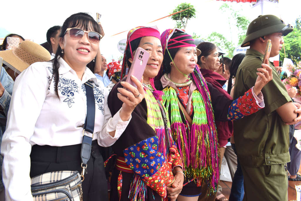 Đông đảo người dân cũng đã đến vui Hội và ghi lại những khoảnh khắc đẹp
