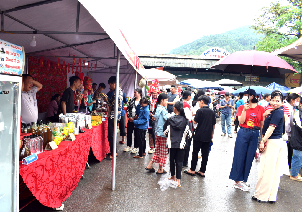Chợ Đồng Văn cũng tấp nập hơn mọi ngày, ngừoi đến chợ để mua sắm, ăn uống, vui chơi