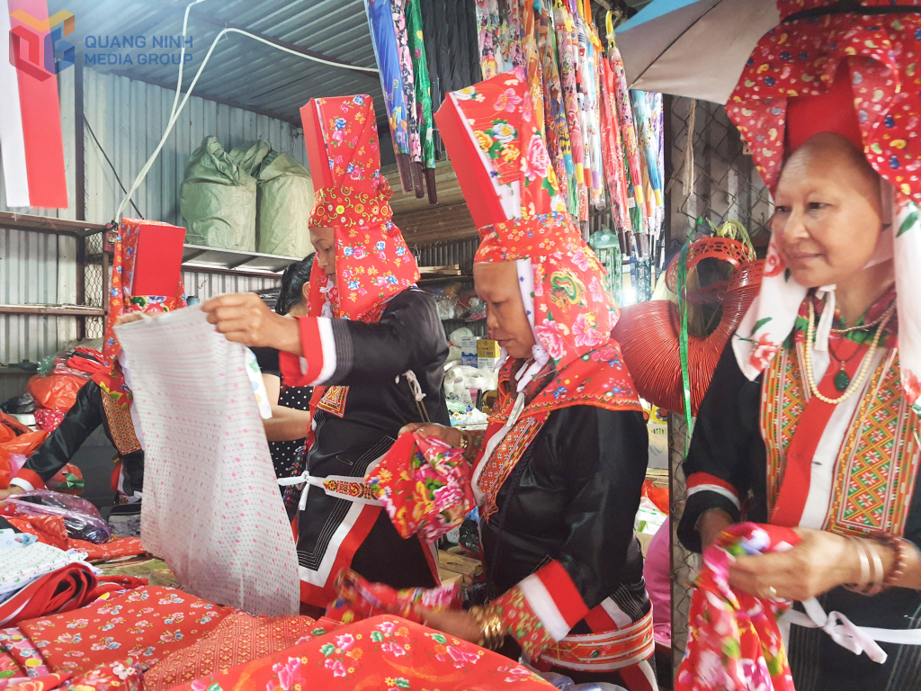 Người Dao Bình Liêu phấn khởi xuống chợ sau mỗi vụ mùa bội thu.