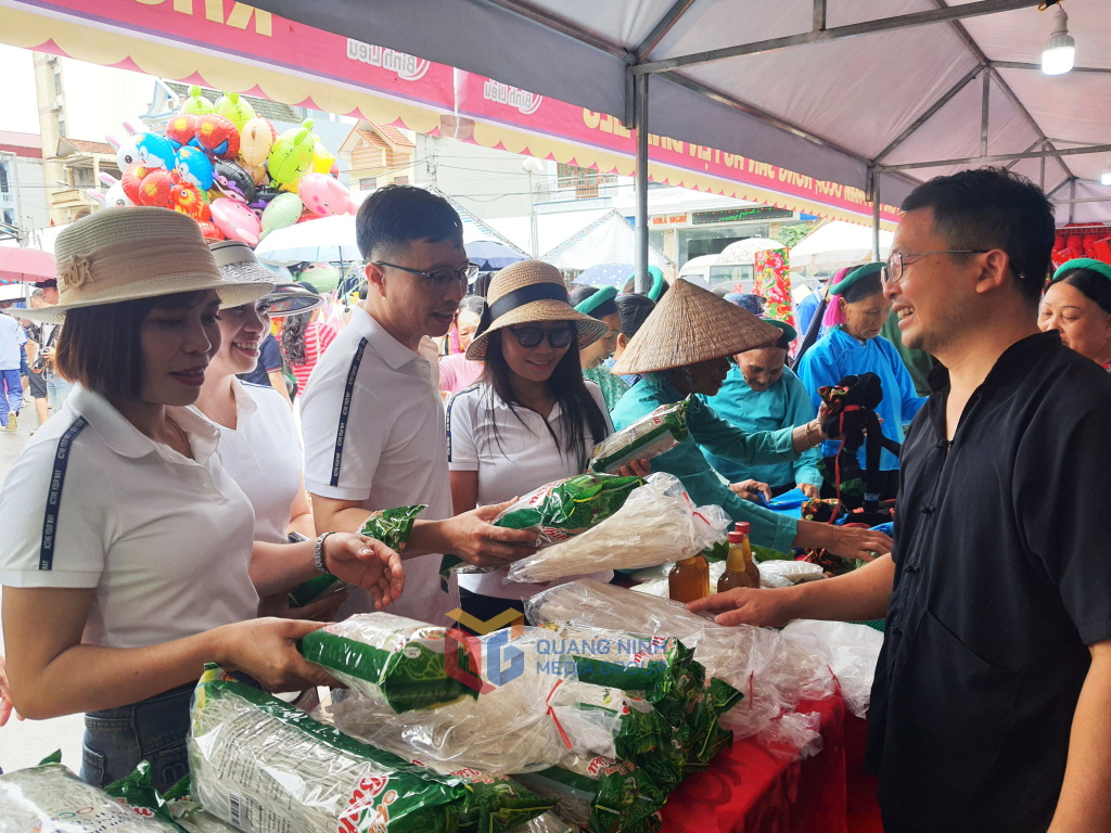 Anh Trần A Hoàng, xã Húc Động, huyện Bình Liêu giới thiệu sản phẩm miến dong đến khách hàng.