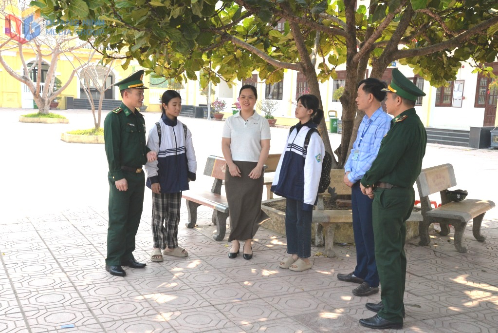 Cán bộ Đồn BPCK Hoành Mô đến trường thăm hỏi, động viên các