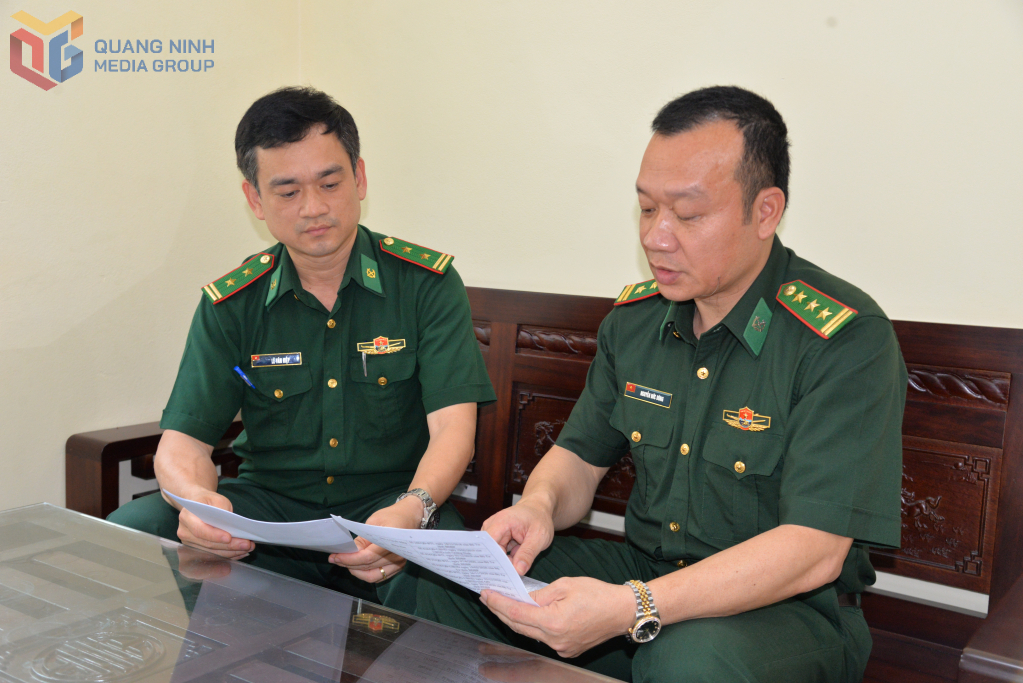 Thượng tá Nguyễn Đức Dũng trao đổi công việc với cán bộ trong đơn vị.