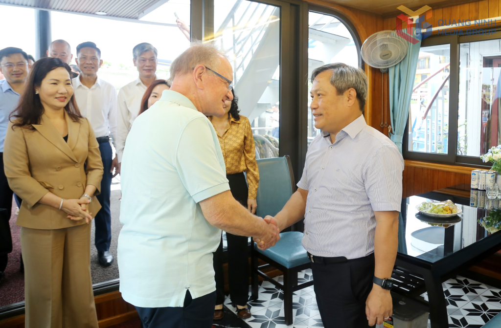 Đồng chí Vũ Đại Thắng, Ủy viên Trung ương Đảng, Bí thư Tỉnh ủy, Trưởng Đoàn ĐBQh tỉnh chào mừng John Anthony Quelch, nguyên Phó Hiệu trưởng của Trường kinh doanh Harvard, nguyên Hiệu trưởng Trường kinh doanh Miami Herbert (Hoa Kỳ) đến thăm Vịnh Hạ Long.