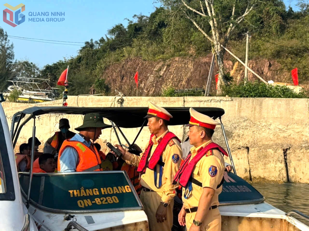 Đội CSGT Đường thủy, Phòng CSGT (Công an tỉnh) kiểm tra việc chấp hành quy định: cấm thuyền trưởng thuyền viên, người làm việc trên các phương tiện thủy sử dụng rượu bia trong ca làm việc.