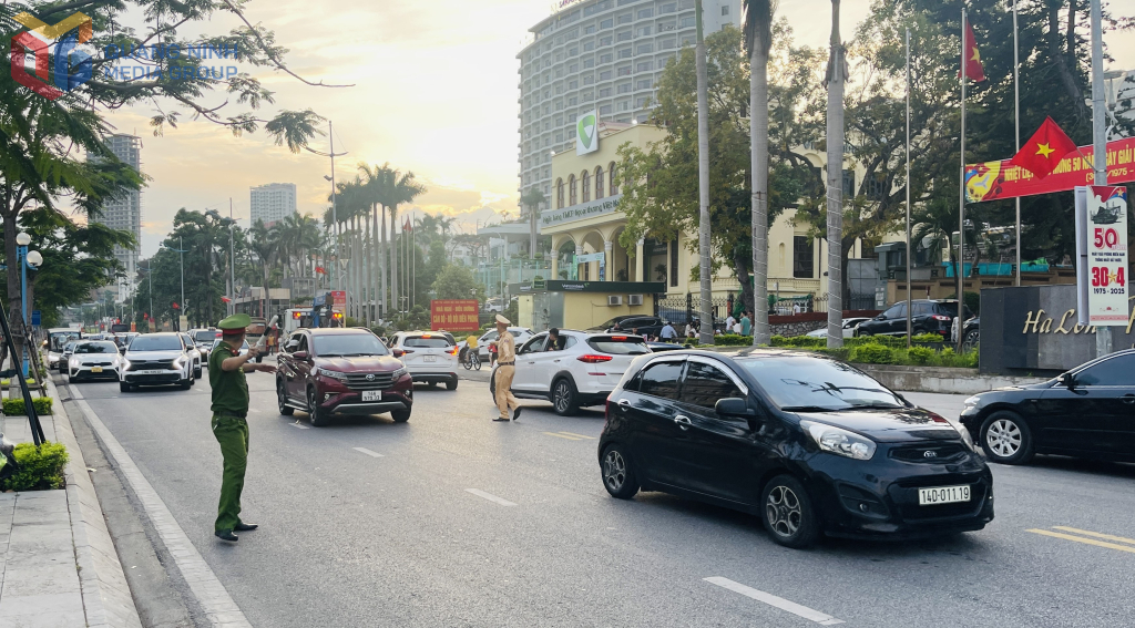 Những ngày nghỉ lễ, mật độ phương tiện đông, tốc độ lưu thông tại nhiều tuyến đường giảm xuống, nhưng toàn tỉnh không xảy ra ùn tắc giao thông.